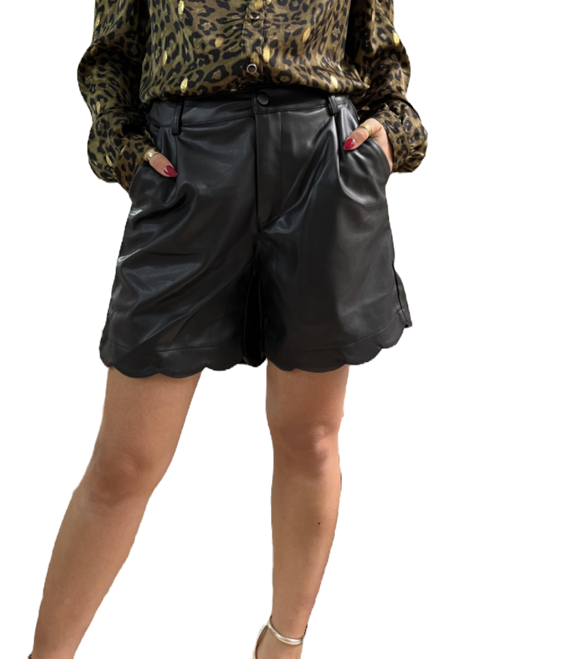 Shorts aus Kunstlederoptik - Schwarz